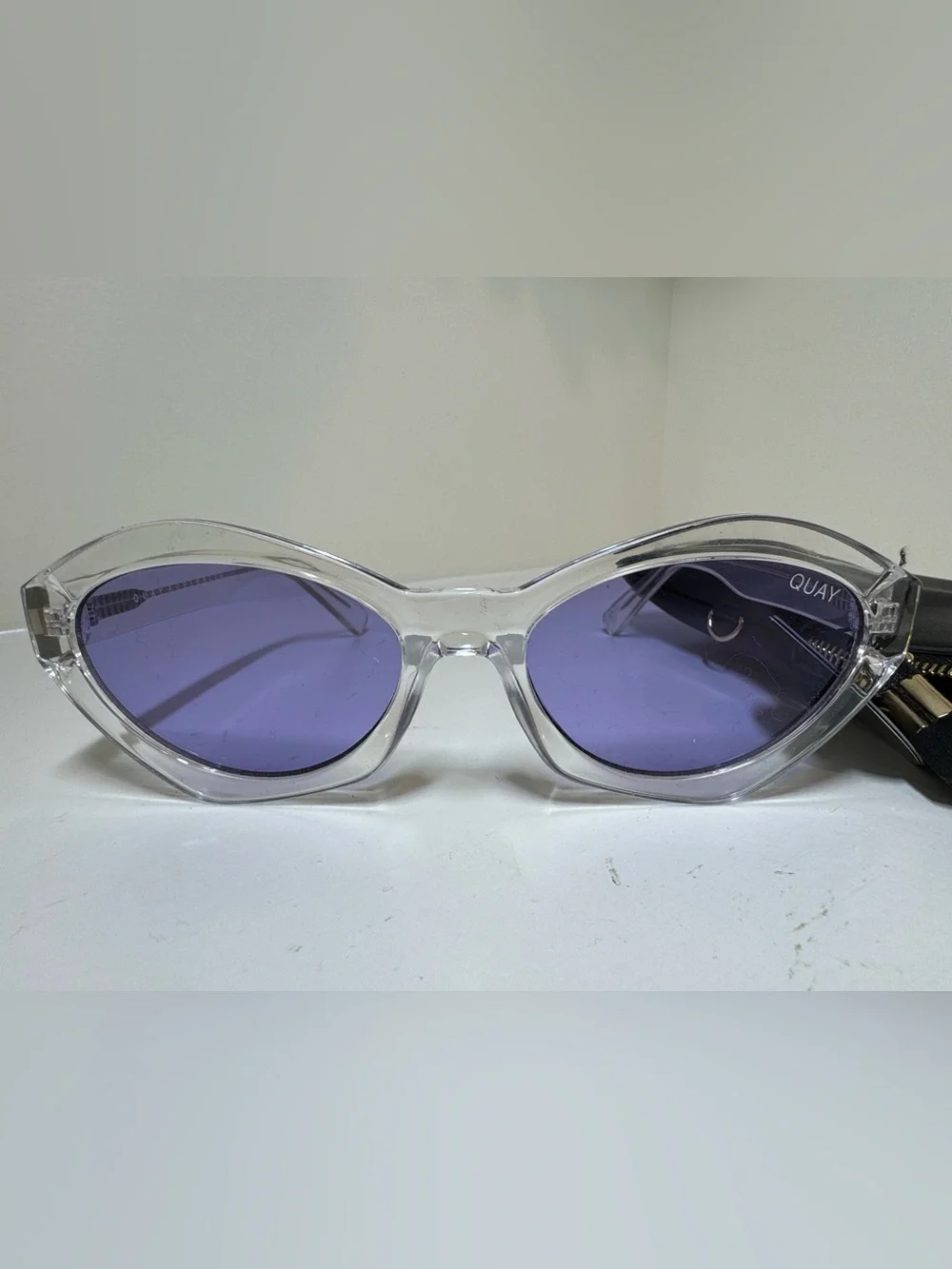 NWT Quay Australia sunglasses with zippered case.